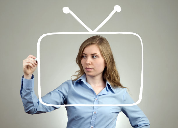 一个女人用粉笔在透明屏幕上画电视图片下载