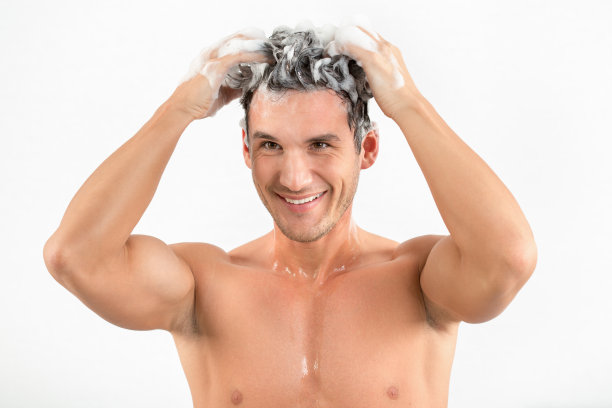 男人用香波洗头图片下载