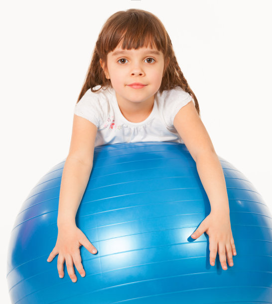孩子拿着健身球图片下载