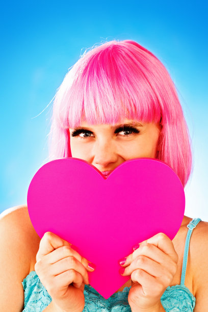 漂亮的少年在粉红色的假发微笑挑逗情人的心图片下载