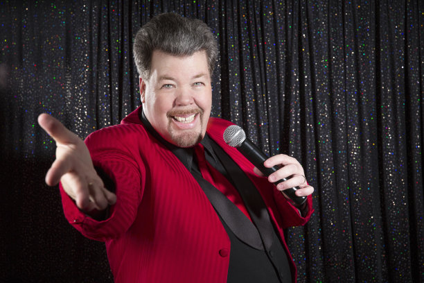 欢迎穿着得体的中年男子上台拿着麦克风图片下载