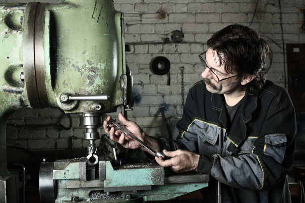 在机床上工作图片下载