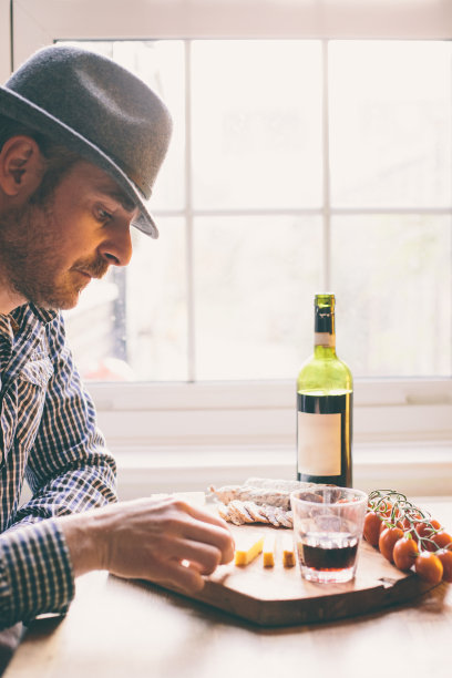 男人喜欢他的开胃酒图片下载