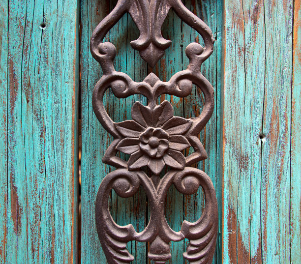 木质背景上的装饰性金属雕刻图片下载