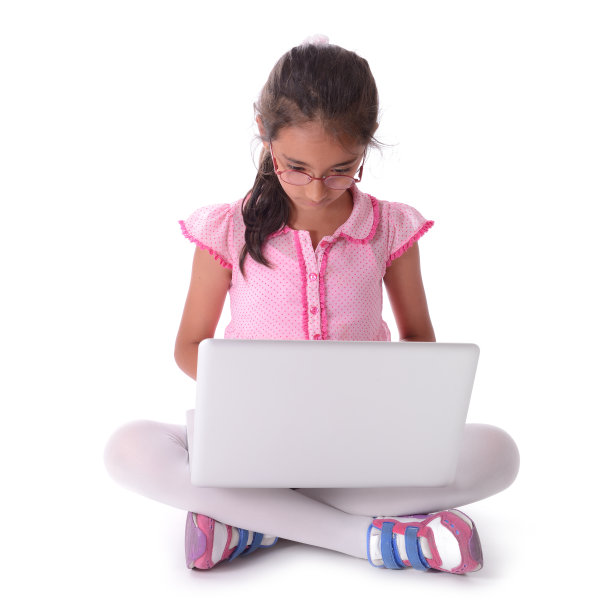 孩子使用笔记本电脑图片下载