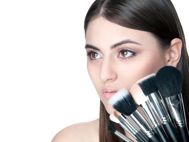 拿着化妆刷的漂亮女孩。图片下载