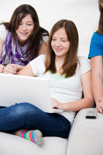 3个女性朋友在家闲逛图片下载