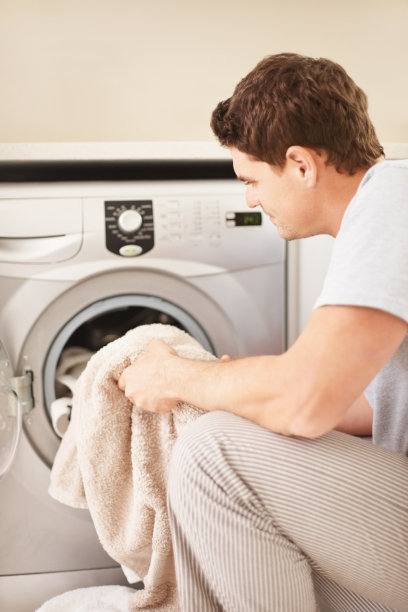 把衣服放进洗衣机的人图片下载