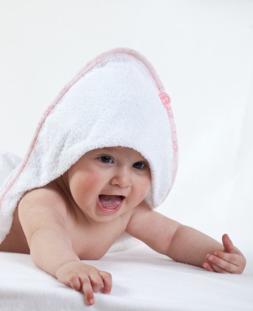 白色毛巾里的快乐宝宝图片下载