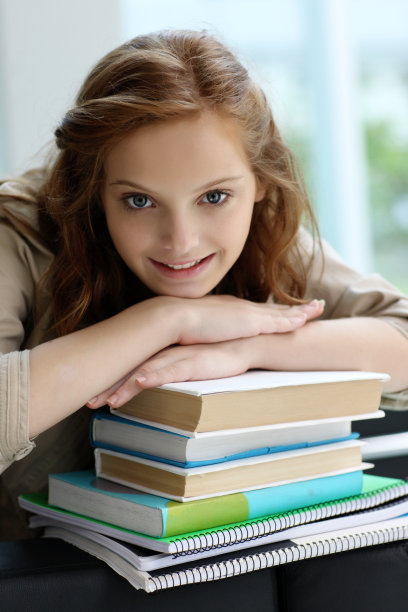 少年的肖像和一堆课本图片下载