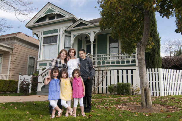 在房子前面的单亲家庭图片下载