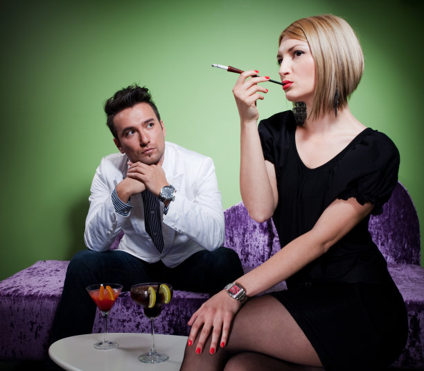 咖啡店里的一对图片下载