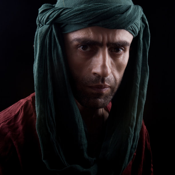 戴着头巾、穿着传统服装的男人图片下载