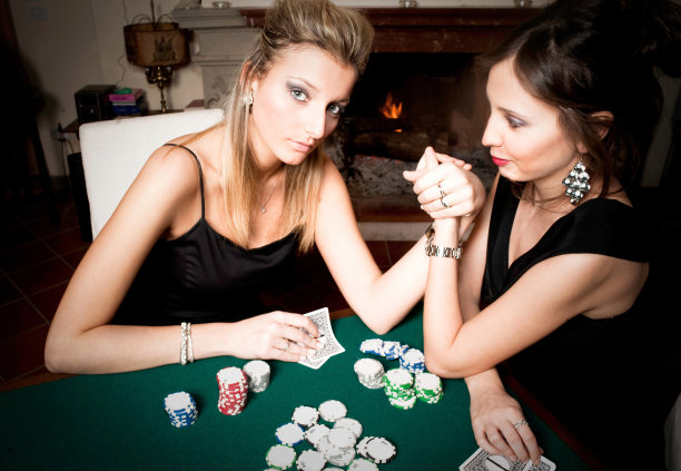 玩扑克的奢侈美女图片下载