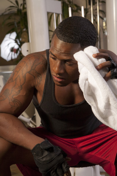 健身-休息(擦汗)图片下载