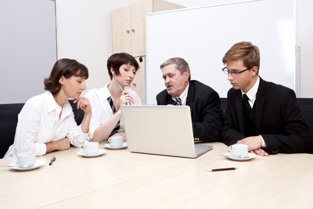 商务团队会议，使用笔记本电脑和咖啡图片下载
