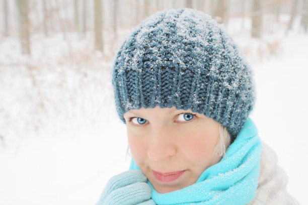 蓝眼睛，戴着雪白的无檐便帽图片下载