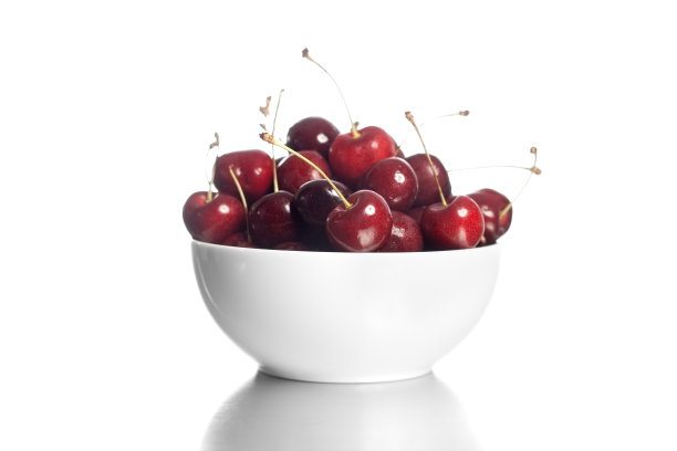 一个拿着一碗樱桃的男人图片下载