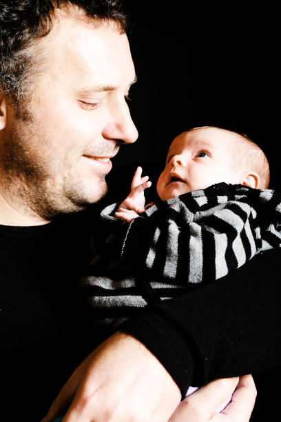 父亲和刚出生的女儿图片下载