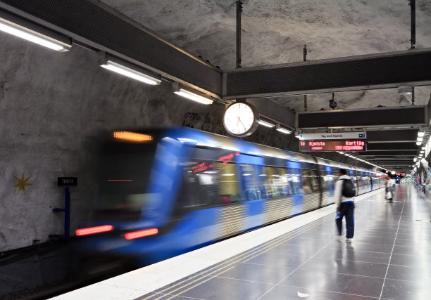 在斯德哥尔摩地铁等候地铁列车素材图片