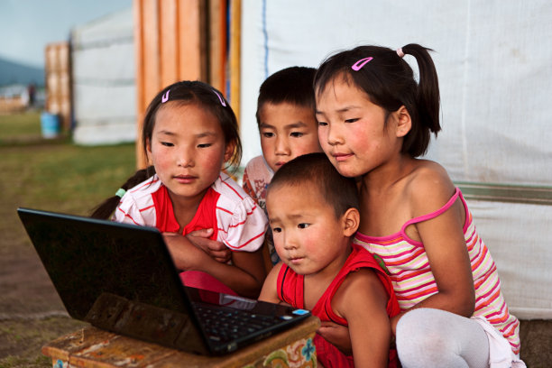 蒙古儿童使用笔记本电脑图片下载