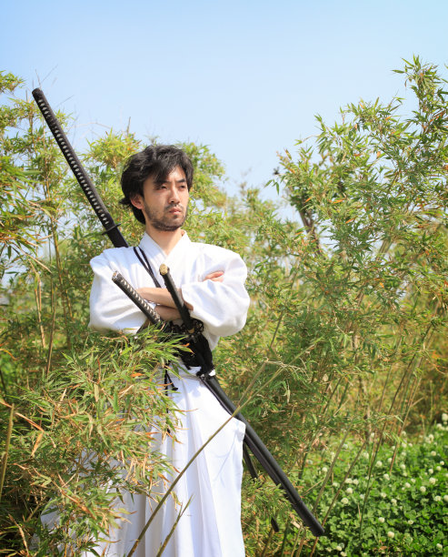 手持剑的男性武术家图片下载