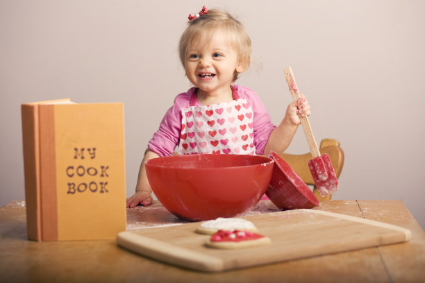 小女孩在厨房烘焙情人节饼干图片下载