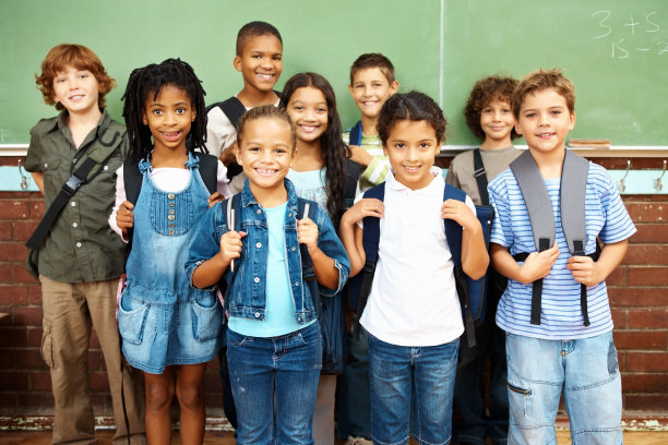 一群快乐的学生站在一起微笑图片下载