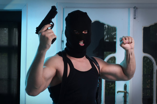 一个戴着面具拿着枪的罪犯图片下载