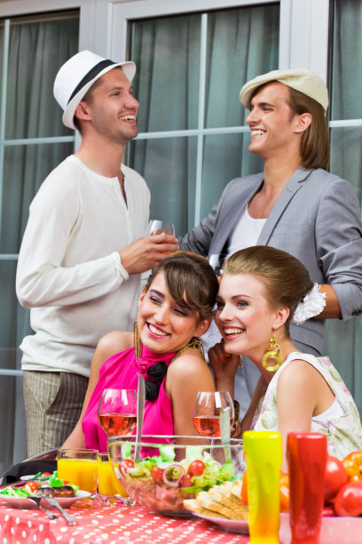 朋友们在户外聚会图片下载