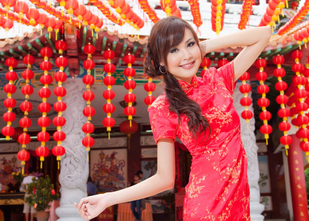 穿着红色旗袍的美丽亚洲华人女士图片下载