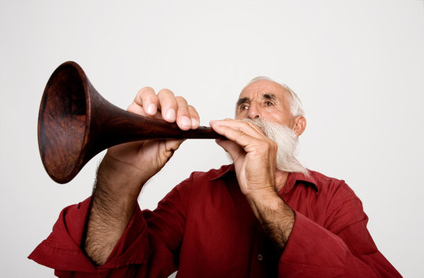 土耳其男子吹号图片下载