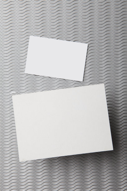 白色空白纸躺在银色纸箱XXXL图片下载