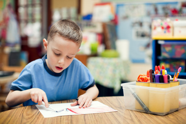 男生在学校画画图片下载