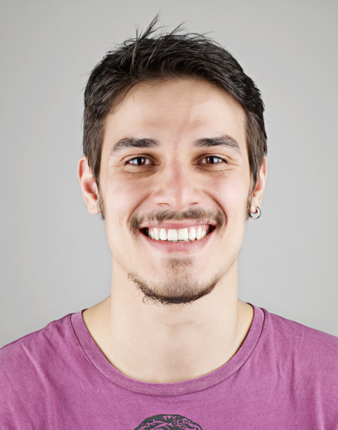 年轻人微笑着图片下载