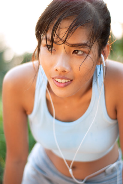 运动型的女人图片下载