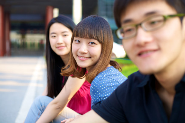 朋友们一起坐在户外图片下载