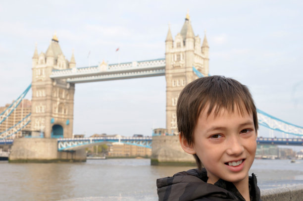 伦敦塔桥旁的男孩图片下载