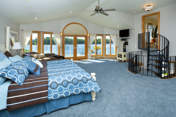 主卧室设有螺旋楼梯，滨水景观图片下载