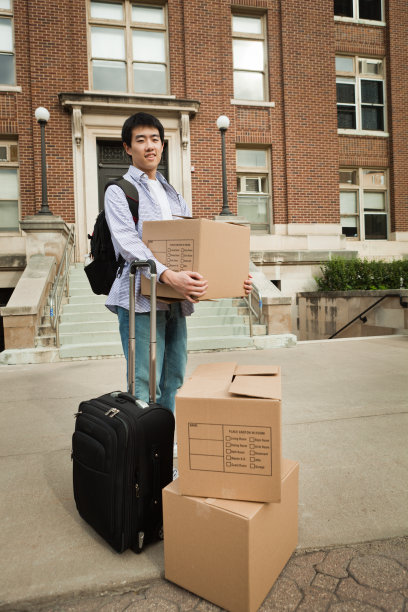亚洲青年大学生搬进大学校园宿舍图片下载