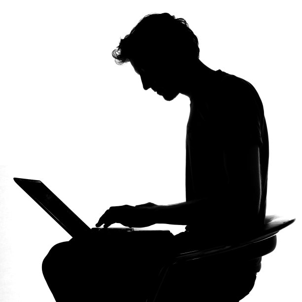 使用笔记本电脑工作的男性图片下载