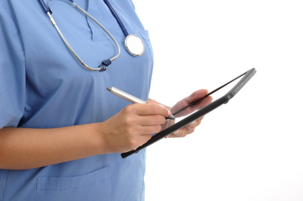 医生使用数码平板电脑图片下载