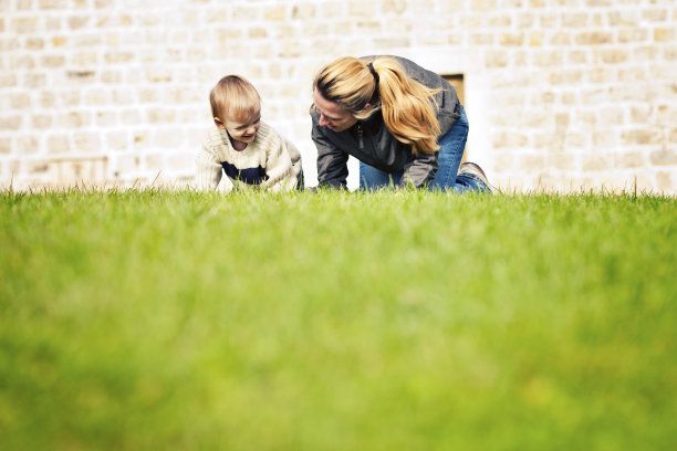 妈妈和孩子在草地上玩图片下载