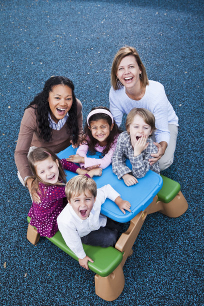 幼儿园老师和孩子们图片下载