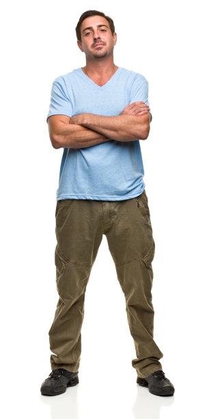 双臂交叉站着的男人图片下载