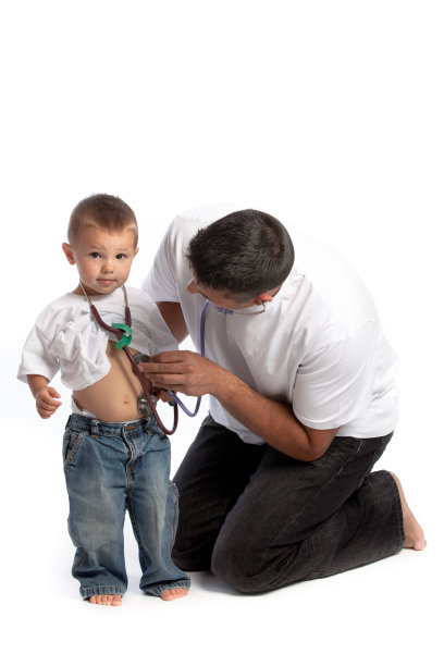 父亲和孩子在看医生图片下载