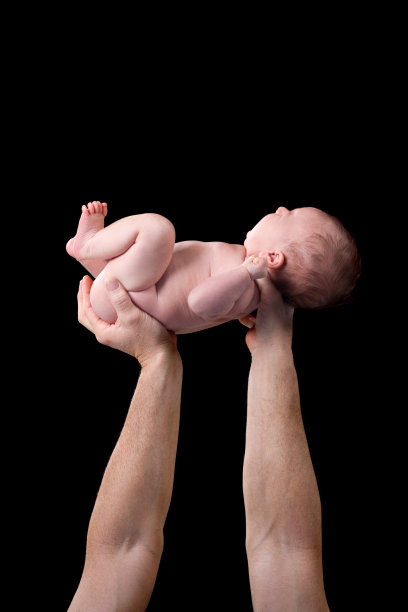 孩子在父亲的手中图片下载