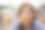 一个女人在户外咖啡馆享受亚洲食物图片下载