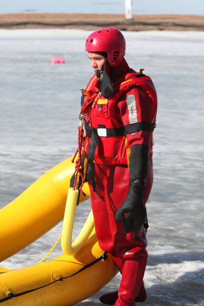 冰水救助者图片下载