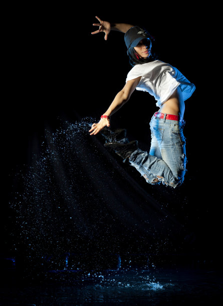 舞者带着一些水滴跳跃图片下载